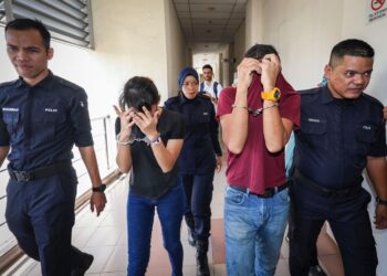 DUA tertuduh yang juga pasangan suami isteri ketika dibawa ke Mahkamah Sesyen Kuala Lumpur. - UTUSAN/IQBAL ROSLI