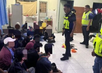 SEBAHAGIAN migran ditahan di sebuah inap desa di Tanjung Karang, Selangor yang dijadikan rumah transit semalam. - IHSAN POLIS