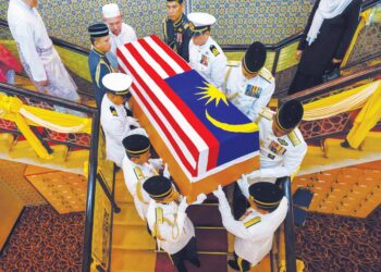 JENAZAH Abdul Taib Mahmud diusung keluar untuk diterbangkan ke Kuching, Sarawak  selepas selesai disempurnakan dan disembahyangkan di  Masjid Negara, semalam. – UTUSAN/SHIDDIEQIIN ZON