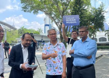 TONY Pua (dua dari kanan) ketika hadir di Bukit Aman, Kuala Lumpur, hari ini.
