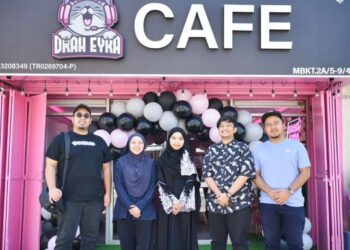 NUR Nadhirah Rosdi (tengah) bersama pelanggan yang hadir ke kafe miliknya di Jalan Sultan Zainal Abidin, Kuala Terengganu, semalam. – UTUSAN/KAMALIZA KAMARUDDIN