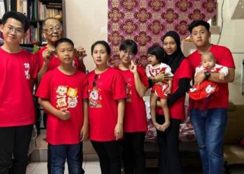 HAFIZ Por Jia Chuan (kanan) bersama isterinya, Nur Shahida Fildzah (dua dari kanan) ketika meraikan Tahun Baharu Cina bersama keluarga di Kampung Pak Damat, Kuala Terengganu, semalam. – UTUSAN/TENGKU DANISH BAHRI TENGKU YUSOFF