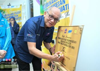PROF. Dato Dr. Mazlan menurunkan tandatangan pada plak sempena gimik majlis perasmian pembukaan Pusat Pemprosesan Makanan Inovatif milik UMT