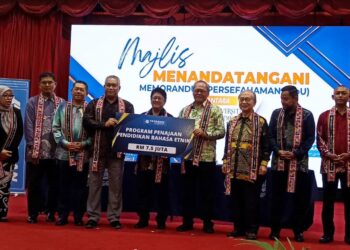 EWON Benedick (tengah) pada Majlis Menandatangani Memorandum Persefahaman (MOU) dan penyerahan replika cek yang melibatkan YBR dan UPSI di Dewan SITC UPSI, Tanjung Malim hari ini. - UTUSAN