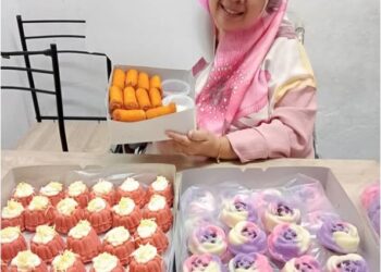 PERNIAGAAN kuih muih tradisional Mira Yusniaty Muslim semakin berkembang setelah mendapat pensijilan Jakim.