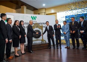 PENGERUSI Wentel, Ban Kim Wah (lima, kiri) memukul gong menandakan penyenaraian Wentel Engineering Holdings Berhad ke pasaran ACE Bursa Malaysia di Bangunan Bursa Malaysia Kuala Lumpur, hari ini. - UTUSAN/MUHAMAD IQBAL ROSLI