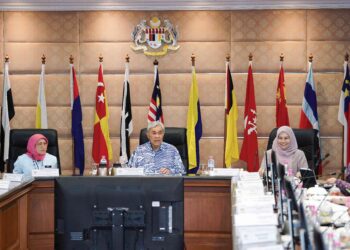 AHAMD Zahid Hamidi ketika mempengerusikan Mesyuarat Majlis Sosial Negara di Putrajaya, semalam. Turut kelihatan  Nancy Shukri (kiri) dan Timbalan Menteri Pembangunan Wanita, Keluarga dan Masyarakat, Datuk Seri Dr. Noraini Ahmad.– UTUSAN/FAISOL MUSTAFA