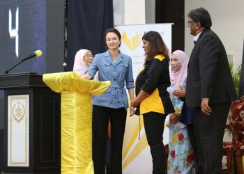 TUANKU Zara Salim menyempurnakan pelancaran Program Vaksinasi Human Pappiloma Virus (HPV) 'Tanpa Meninggalkan Sesiapa Pun' Peringkat Kebangsaan di Dewan Serbaguna Bandar Baru Tambun di Ipoh hari ini. - UTUSAN