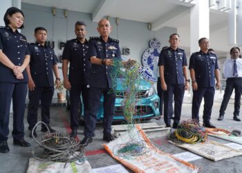 KETUA Polis Daerah Sentul, Asisten Komisioner Ahmad Sukarno Mohd Zahari (empat dari kiri) menunjukkan antara barangan rampasan sindiket curi kabel di IPD Sentul hari ini- FARIZWAN