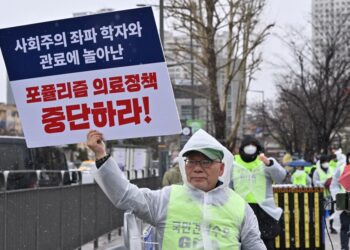 KOREA Selatan akan menggantung lesen doktor pelatih yang mogok dan mengingkari arahan untuk kembali bekerja. -AFP