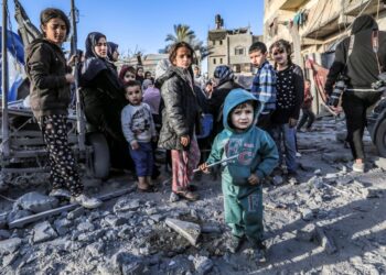 KANAK-kanak berdiri di tengah-tengah runtuhan masjid dan tempat perlindungan sementara yang musnah dalam serangan Israel di Deir al-Balah di tengah Gaza pada 2 Mac lalu. -AFP