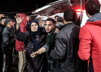 SEORANG wanita tergamam ketika orang yang cedera dikejarkan ke wad kecemasan Hospital Shuhada al-Aqsa di Al-Zawayda di tengah Gaza, semalam. -AFP