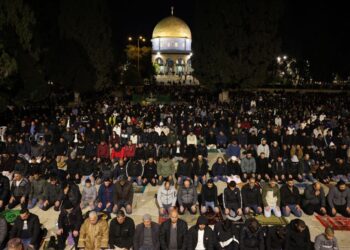 UMAT Islam Palestin menunaikan solat tarawih di luar Dome of the Rock di pekarangan Masjid al-Aqsa, Baitulmaqdis semasa bulan puasa Ramadan Isnin lalu.