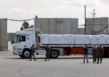 PASUKAN keselamatan Israel berdiri berhampiran trak yang membawa bantuan kemanusiaan yang dijadualkan ke Gaza, menunggu untuk dibersihkan di persimpangan sempadan Kerem Shalom (Karm Abu Salem) pada 14 Mac lalu. -AFP