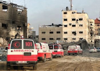 GAMBAR pada 18 Februari lalu oleh WHO menunjukkan konvoi ambulans memindahkan pesakit dari hospital Nasser di Khan Younis di selatan Gaza. -AFP
