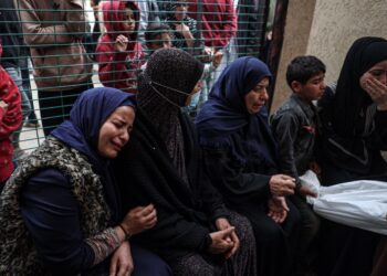BEBERAPA wanita Palestin meratapi saudara-mara mereka yang terbunuh dalam pengeboman Israel di Hospital Eropah di Khan Younis, selatan Gaza pada 29 Mac lalu. -AFP