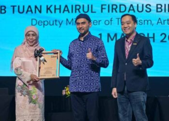 KHAIRUL Firdaus Akbar Khan (tengah) menerima cenderamata daripada Rosmawati Lasuki (kanan) semasa penutupan forum ‘Be in Sabah’ di Kota Kinabalu hari ini