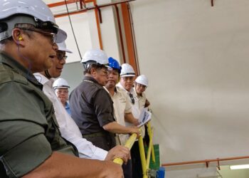 ABANG Johari Tun Openg diberi taklimat oleh pihak SEB semasa meninjau ke Stesen Mini Janakuasa Hidroelektrik Kota 2, di Lawas, Sarawak petang semalam.