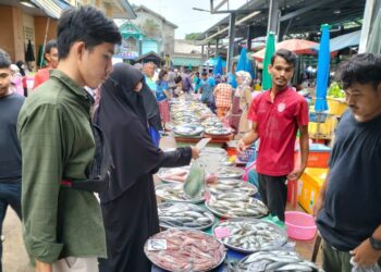 UMAT Islam di  Thailand mula membuat persiapan awal menyambut Ramadan dengan membeli barangan keperluan di Pasar Narathiwat, Thailand.