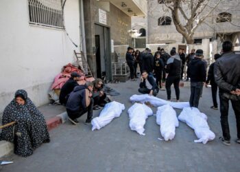 PENDUDUK Palestin meratapi kematian anggota keluarga mereka dalam tragedi konvoi bantuan di Gaza. - AFP