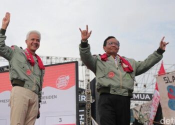 GANJAR Pranowo (kiri) bersama Mahfud Md menang undi terbanyak di 12 negara. - AGENSI