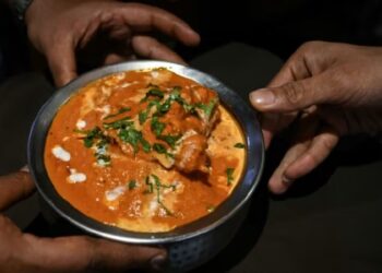 HIDANGAN ayam mentega yang popular di India dan menjadi pertikaian dua restoran di New Delhi.-AGENSI