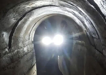 TEROWONG perlindungan bom era perang dunia kedua yang ditemukan di belakang sebuah kediaman di Folkestone, UK.-AGENSI