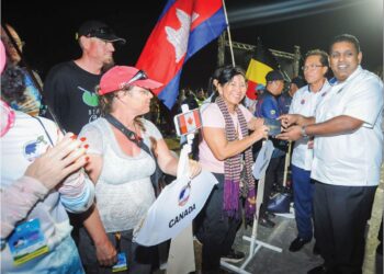 K. RAVEN Kumar menyampaikan cenderamata kepada peserta antarabangsa Festival Layang-Layang Sedunia Pasir Gudang 2024.