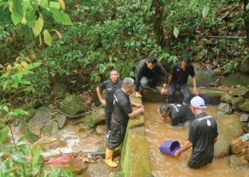 PENDUDUK bergotong-royong membersihkan dan membaik pulih bekalan air bukit yang disalurkan ke rumah mereka di Kampung Payang Kayu, Hulu Terengganu, semalam. - UTUSAN/PUQTRA HAIRRY ROSLI