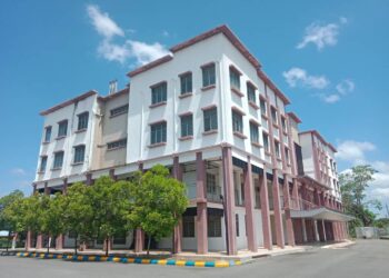 BANGUNAN empat tingkat yang terdiri daripada kemudahan makmal sains, bilik darjah dan bilik pentadbiran masih belum dibuka biarpun siap dibina empat tahun lalu di Sekolah Menengah Kebangsaan (SMK) Felda Padang Piol di Jerantut, Pahang. - UTUSAN/HARIS FADILAH AHMAD