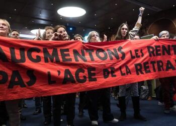 PENYOKONG meraikan keputusan pungutan suara di Bern. - AFP