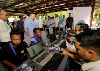 Sumbangan Tunai Rahmah (STR) 2024 Bagi Masyarakat Orang Asli Di Daerah Batang Padang, Tapah, Perak di Dewan Jelutong Hutan Lipur, Kuala Woh, Tapah hari ini. - UTUSAN