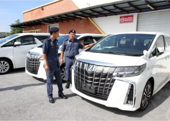 KENDERAAN mewah yang disita dalam serbuan di 12 lokasi berasingan di Perak dan Selangor sejak bulan lalu. - UTUSAN