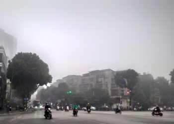 KEADAAN lalu lintas di tengah-tengah pencemaran udara di Hanoi, Vietnam. - REUTERS