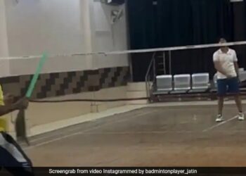 TANGKAP layar video aksi lelaki India bermain badminton menggunakan penyapu.-AGENSI