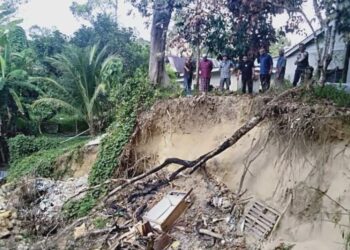 PENDUDUK melihat kesan hakisan tanah di belakang rumah yang didakwa berpunca daripada operasi kuari pasir di Kampung Masjid Lama, Jeniang di Sungai Petani.