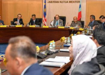 HAJIJI Noor (empat kiri) bersama Armizan Mohd. Ali (dua kanan) semasa mesyuarat Majlis Tindakan Pembangunan Negeri di Kota Kinabalu hari ini