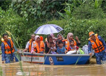 ANGGOTA Angkatan Pertahanan Awam kerap terlibat dalam operasi membantu dan menyelamat mangsa banjir di seluruh negara. - GAMBAR HIASAN
