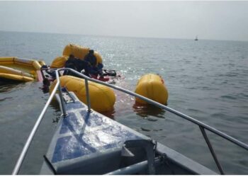 USAHA mencari dan menyelamat membabitkan sebuah helikopter yang terhempas kira-kira 5 batu nautika berhampiran perairan Pulau Angsa di Kuala Selangor, Selangor, hari ini.