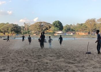 GOLONGAN remaja dan kanak-kanak bermain bola sepak di dataran berpasir Sungai Tembeling berdekatan Kampung Bantal, Ulu Tembeling di Jerantut, Pahang. - UTUSAN/HARIS FADILAH AHMAAD