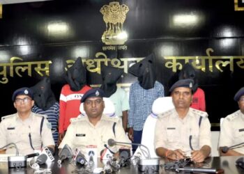 SUSPEK ditahan berhubung kes rogol seorang pelancong warga Sepanyol di daerah Dumka, Jharkhand. - AGENSI  