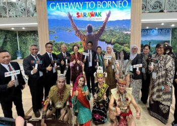 ABDUL Karim Rahman Hamzah (tengah) bersama perwakilan Sarawak selepas majlis pelancaran 'Gateway to Borneo’ di International Tourismus-Boerse (ITB) di Berlin, Jerman semalam.