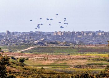 GAMBAR yang diambil dari sebelah sempadan Israel menunjukkan bungkusan bantuan dihantar dari jatuhan udara ke utara Gaza kelmarin. – AFP