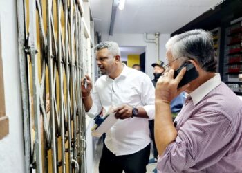 J. ARUL Kumar ketika menyertai Operasi Pemutihan Rumah-Rumah Pangsa Kerajaan Negeri Sembilan di Rumah Pangsa Templer, Jalan Tun Dr. Ismail, Seremban, baru-baru ini.