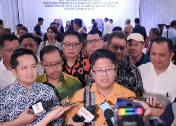 EWON Benedick (depan-kanan) bersama Arthur Joseph Kurup (kiri) semasa sesi libat urus kolaborasi Kementerian Pembangunan Usahawan dan Koperasi serta Kementerian Pertanian dan Keterjaminan Makanan, di Kota Kinabalu semalam.