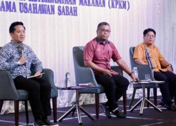 ARTHUR Joseph Kurup (kiri) bersama Ewon Benedick (kanan) semasa sesi libat urus kolaborasi Kementerian Pembangunan Usahawan dan Koperasi serta Kementerian Pertanian dan Keterjaminan Makanan, di Kota Kinabalu semalam.