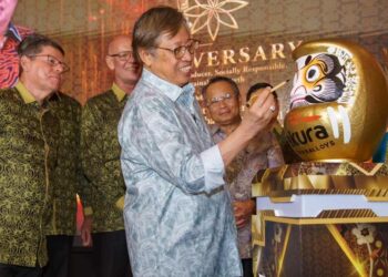 ABANG Johari Tun Openg melakukan simbolik perasmian semasa Majlis Makan Malam Ulang Tahun Ke-10 Sakura Ferroalloys di Parkcity Everly Hotel Bintulu, Sarawak malam tadi.
