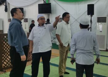 HILMI Abdullah (dua kiri) melawat tapak Madinah Ramadan di Stadium Sultan Muhammad IV, di Kota Bharu, Kelantan semalam. -UTUSAN/ROSALWANI CHE SOH