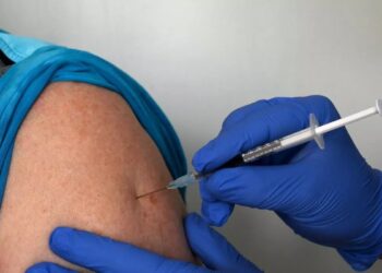 LELAKI itu menerima ratusan dos vaksin itu selama 29 bulan. - AFP