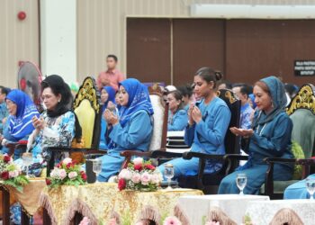 RAJA Zarith Sofiah (tiga dari kanan) berkenan merasmikan majlis penutup sambutan Hari Peringatan Sedunia 2024 Persatuan Pandu Puteri Malaysia (PPPM) peringkat kebangsaan di Dewan 2020, Kangar, Perlis, semalam. -UTUSAN